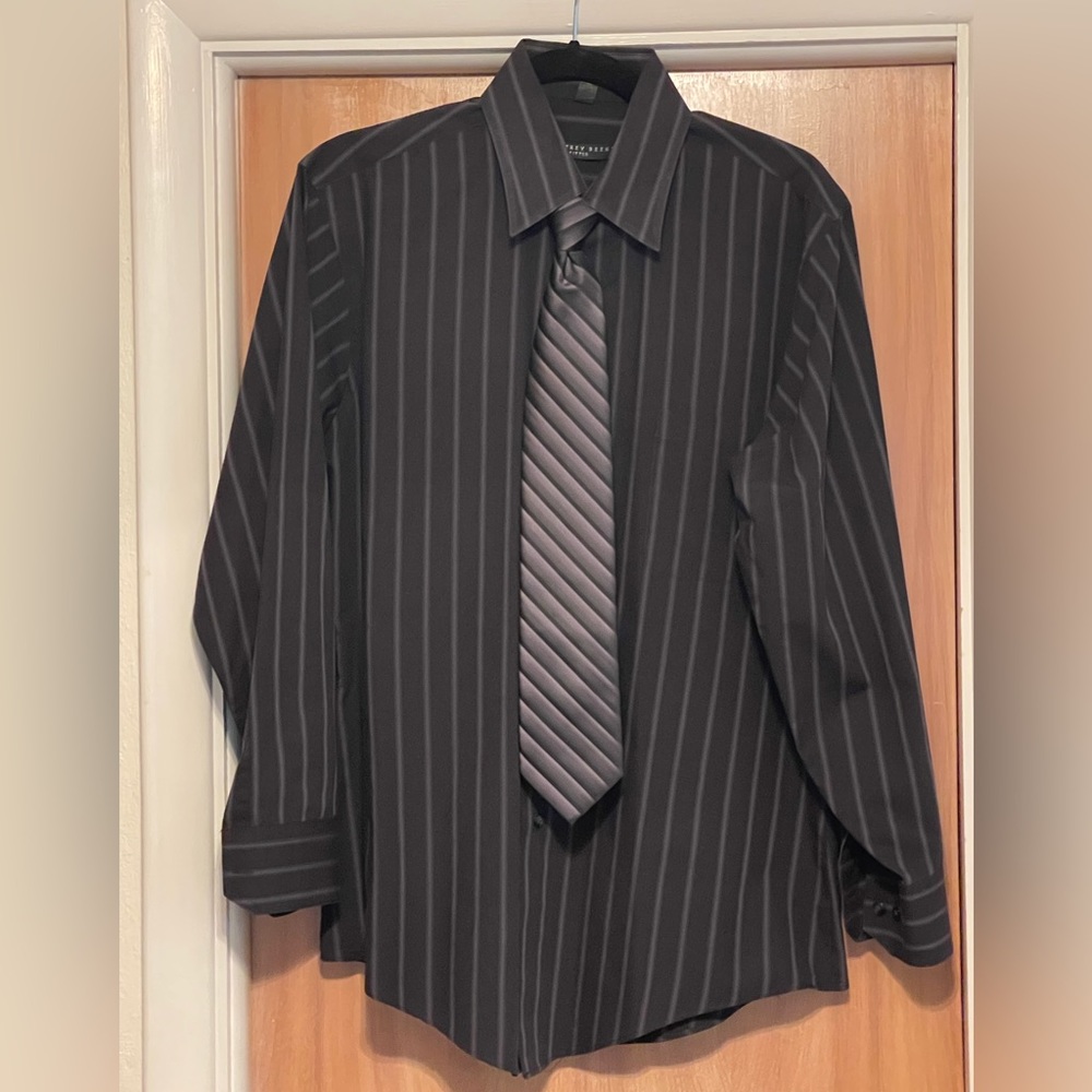Iron free.  Excellent condition. Comes with tie.